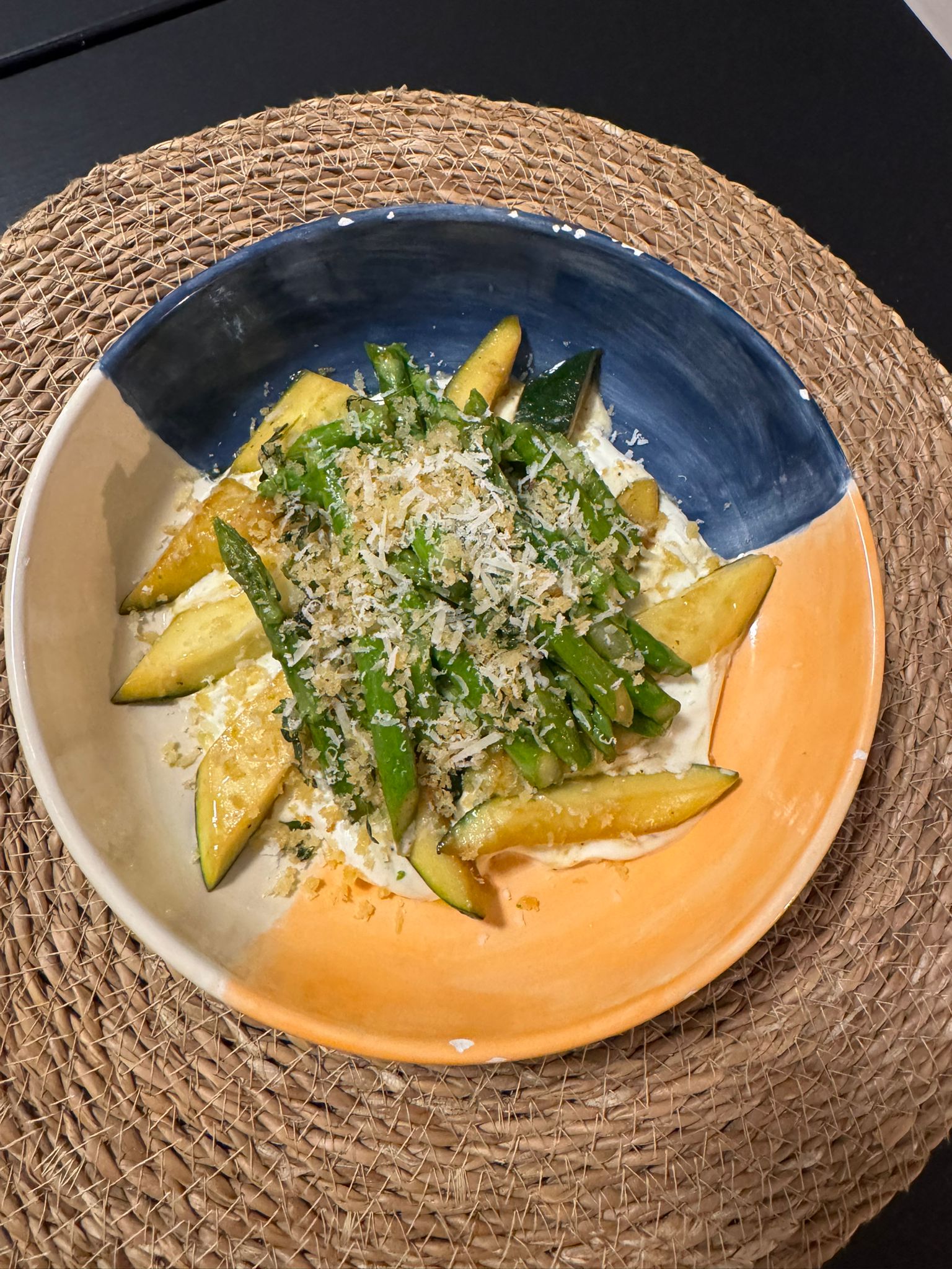 Gebratene Zucchini und grüner Spargel auf einem Klecks Estragon-Crème-fraîche, bestreut mit goldenem Thymian-Panko und geriebenem Parmesan